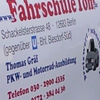 Beschriftung eines Motorrad-Anhängers für „Fahrschule Tom“